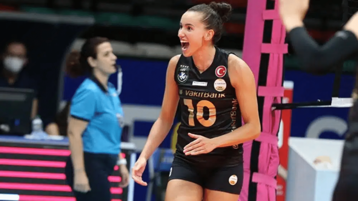 Gabi recebe comida inusitada como presente antes de jogo de vôlei na França