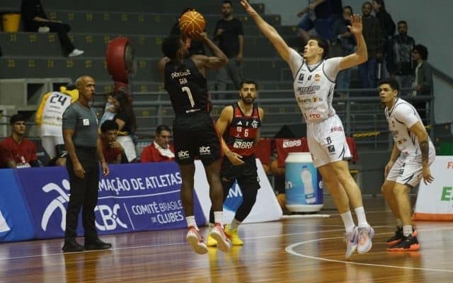 (Vídeo) Flamengo consegue lance inacreditável para vencer o Caxias no NBB
