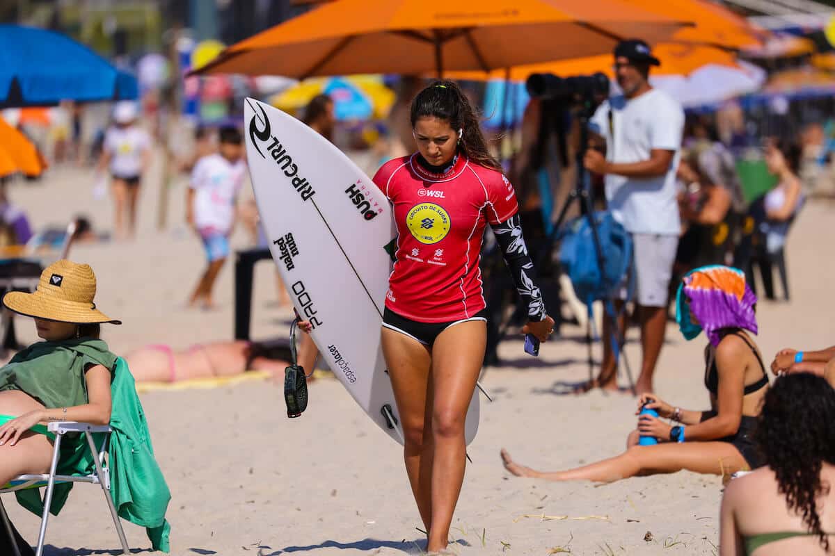 Sophia Medina sofre dura derrota no mundial de surf e Brasil está vivo por uma atleta