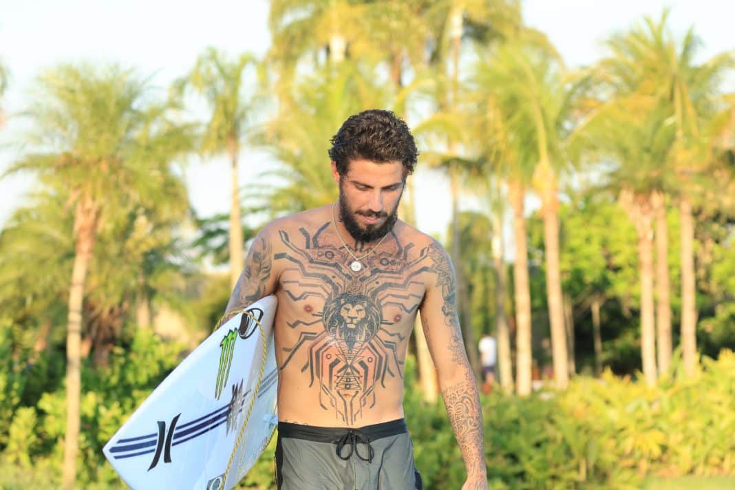 Filipe Toledo fecha parceria com clube de ondas e promete interação com membros