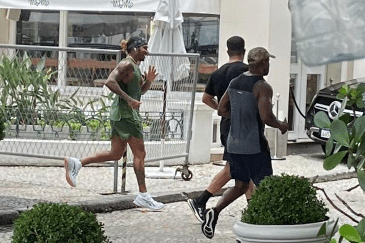Lewis Hamilton é visto correndo na praia de Copacabana, no Rio de Janeiro