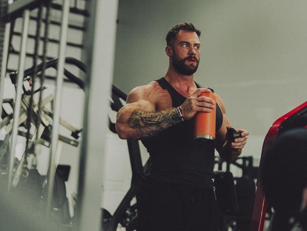 Chris Bumstead contrata treinador da NBA visando vencer Ramon Dino