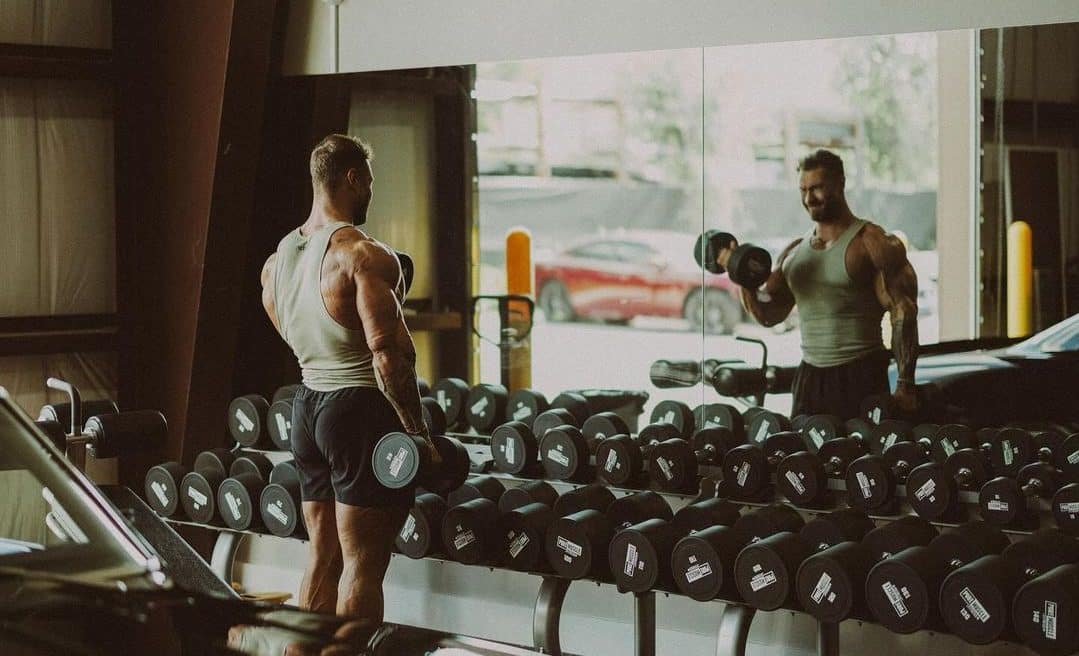 Treino de braço dos fisiculturistas: os exercícios de bíceps e tríceps mais utilizados por atletas