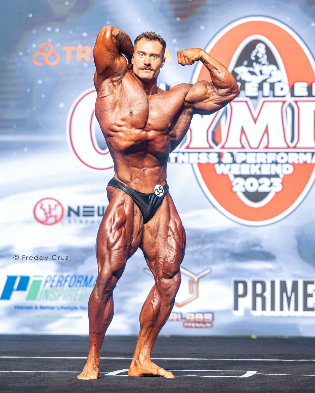 Cbum leva prêmio de melhor do ano em grupo muscular gravemente lesionado