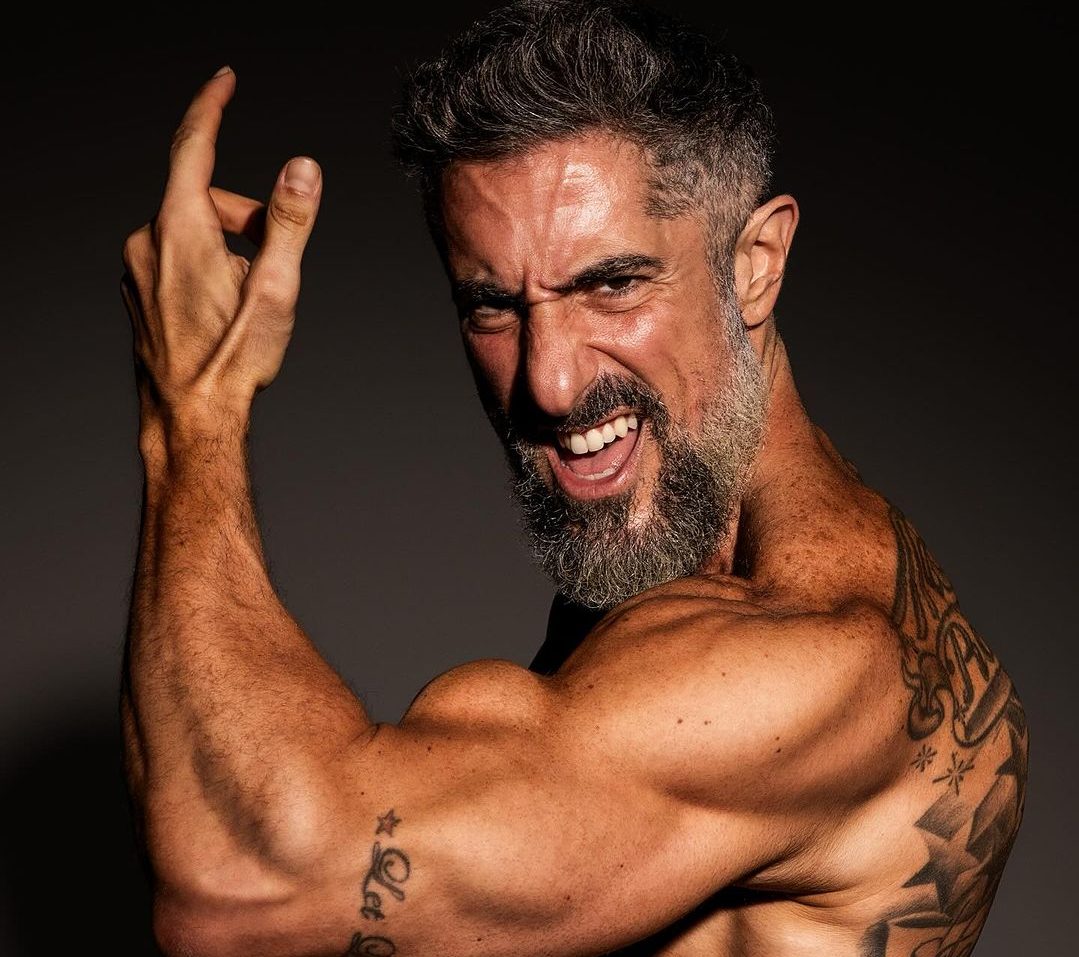 Ajudinha do fisiculturismo! Marcos Mion colocou o shape aos 44 anos