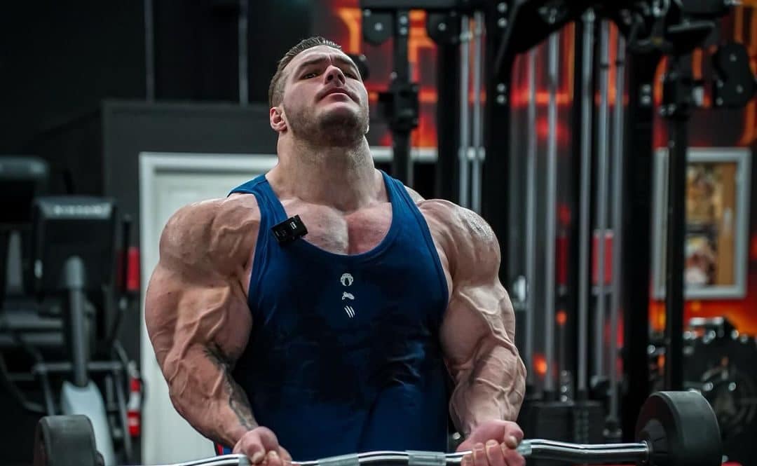 Cbum leva prêmio de melhor do ano em grupo muscular gravemente lesionado