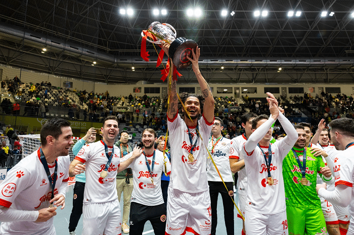 Lucão comemora título da Supercopa da Espanha