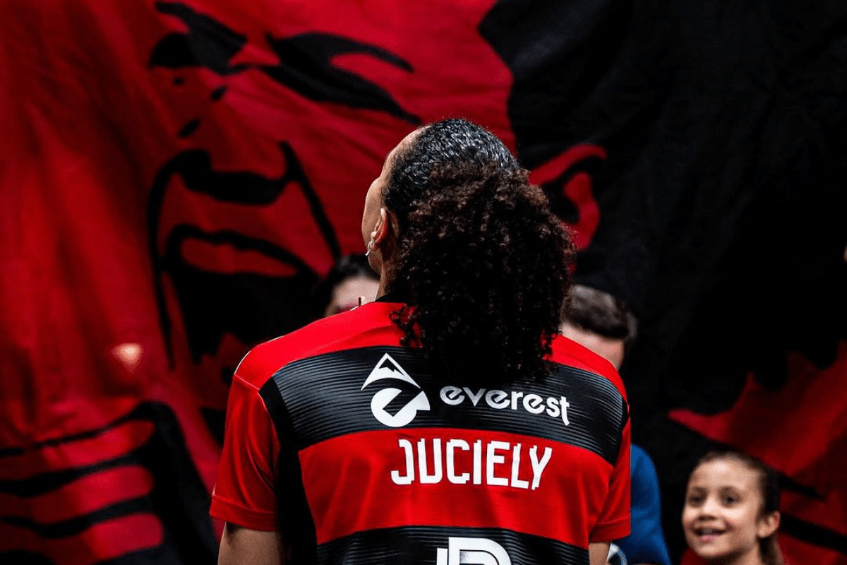 Juciely fica impressionada e se declara para torcida do Flamengo na Superliga de vôlei