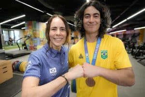 Medalhista do Brasil em Gangwon 2024, Zion Bethonico se encontra com o ídolo do esporte