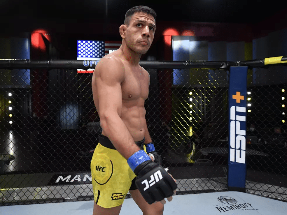 Ex-campeão, Rafael dos Anjos ridiculariza UFC: “Me deem um bom motivo para levá-los a sério”
