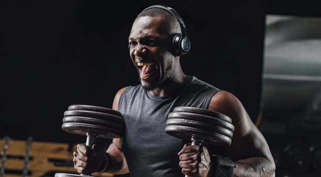 Musculação: 7 motivos para você trocar os suplementos pela música agora mesmo