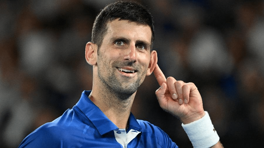 Djokovic avança no Australian Open 2024 e divide marca histórica com Roger Federer