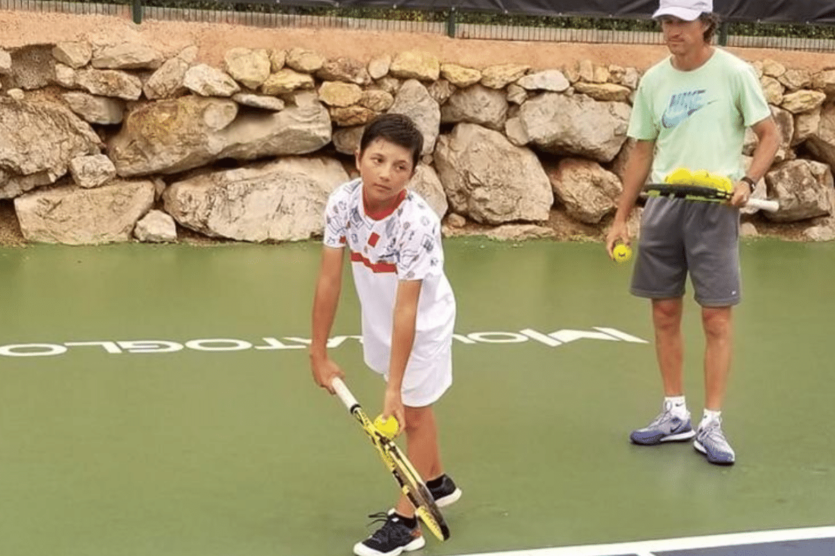 Tenista raro: conheça Teodor Davidov, o jovem com duplo forehand