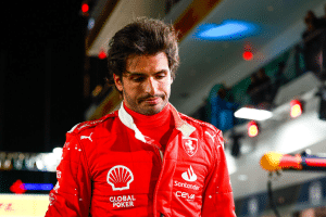 Carlos Sainz fala pela 1ª vez sobre anúncio de Hamilton na Ferrari: “Uma surpresa!”