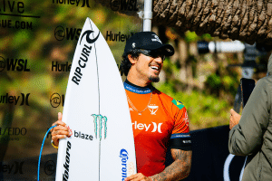 (Vídeo) Gabriel Medina beira a bateria perfeita com um 10 e amassa norte-americano