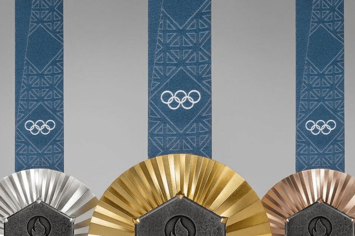 Paris 2024 anuncia medalhas com pedaço da Torre Eiffel para as Olimpíadas