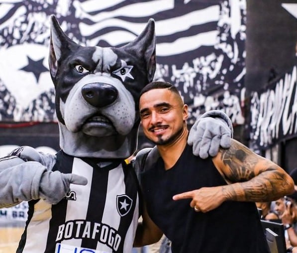Lateral do Botafogo no futebol, Rafael mostra conhecimento no basquete e avalia equipe