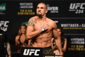 Robert Whittaker garante triunfo contra Du Plessis: “Venço 9 de 10 vezes”