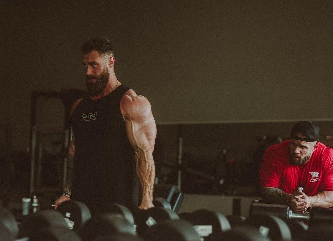 Melhores exercícios para bíceps: maior treinador do fisiculturismo revela os 3 mais eficazes