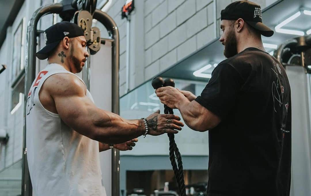 O treino completo de Ramon Dino e Cbum é simples e você pode testar na sua academia