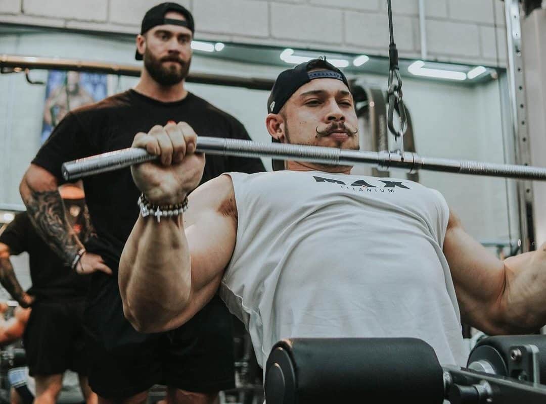 O treino completo de Ramon Dino e Cbum é simples e você pode testar na sua academia