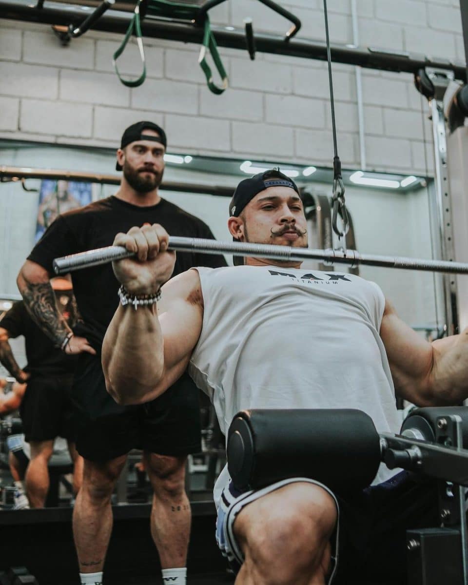 O treino completo de Ramon Dino e Cbum é simples e você pode testar na sua academia