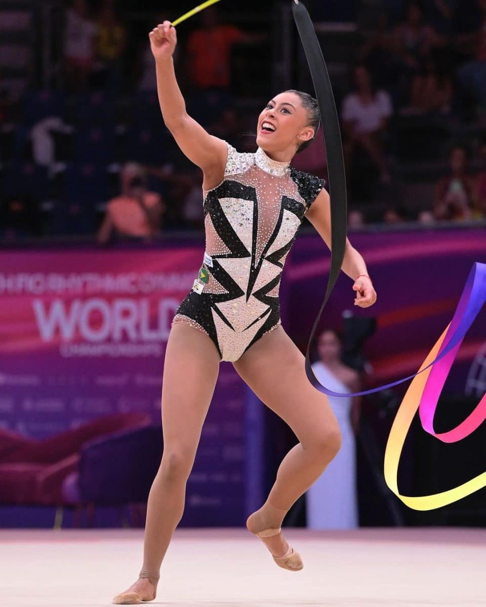 Brasil impressiona com nova coreografia e chega na final de ginástica rítmica