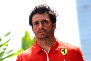 Ferrari atualiza fãs e torcedores sobre condição médica de Carlos Sainz após medida urgente