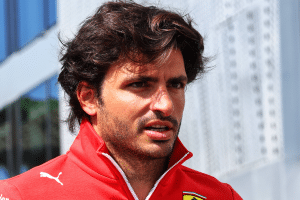 Em grande reviravolta, Carlos Sainz será substituído por estrela da Fórmula 2