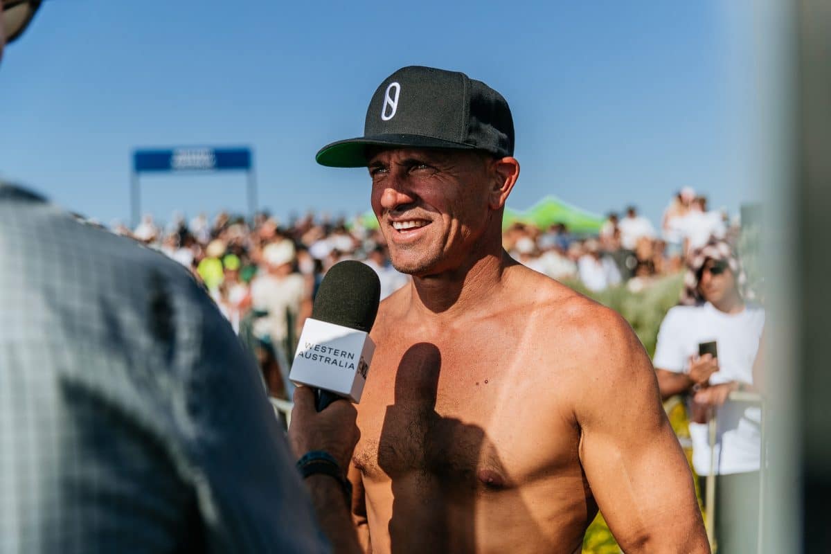 Após desistir de Peniche, Kelly Slater é visto surfando e pegando tubaço