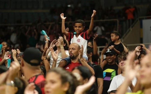 Torcida do Flamengo comemora possível acerto de atleta com rival