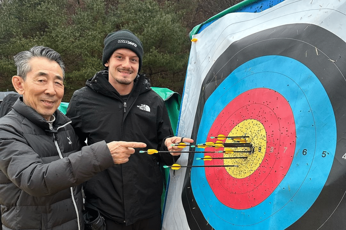 Ídolo do tiro com arco mundial, Mr. Kim ‘ensina’ treinadores e atletas do Brasil