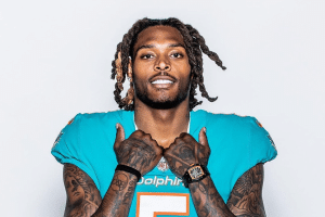 Astro da NFL visita o Corinthians em ação inédita de futebol americano no Brasil