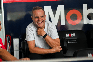 Rubens Barrichello se oferece para vaga de Lewis Hamilton na Mercedes: “Estou sem contrato!”