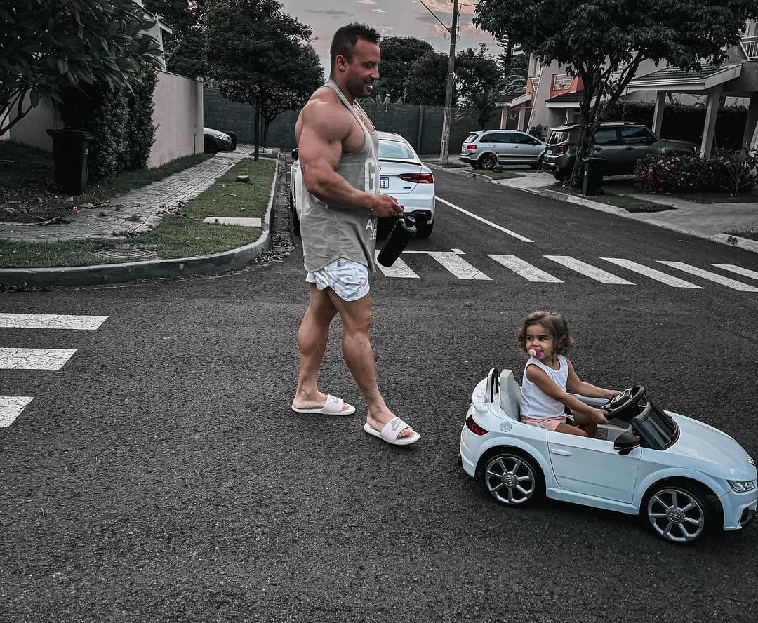 EMOCIONANTE! Vídeo da filha de Diogo Montenegro comemorando o título do pai viraliza e vira febre no fisiculturismo