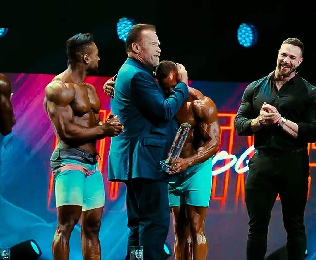 NÃO GOSTOU? Arnold Schwarzenegger tem reação inusitada ao premiar atleta brasileiro no Arnold Classic Ohio 2024