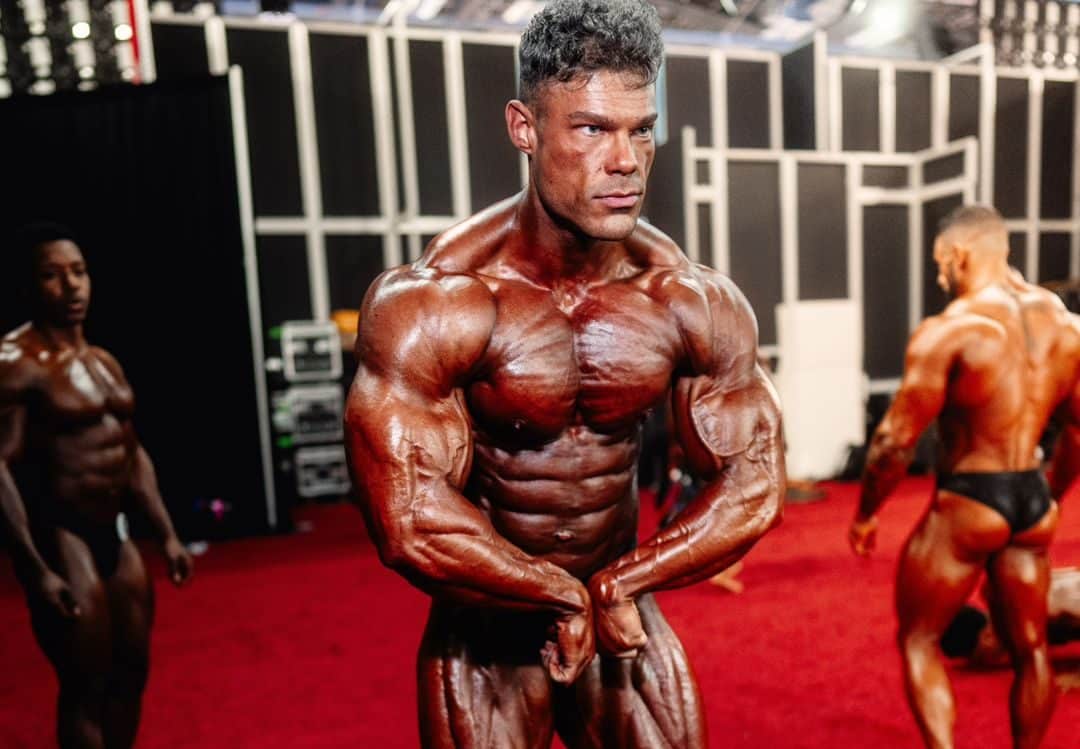 Chris Bumstead tem conversa sincera com vencedor do Arnold Classic Ohio e expõe: "Faça isso para ser campeão do Olympia"