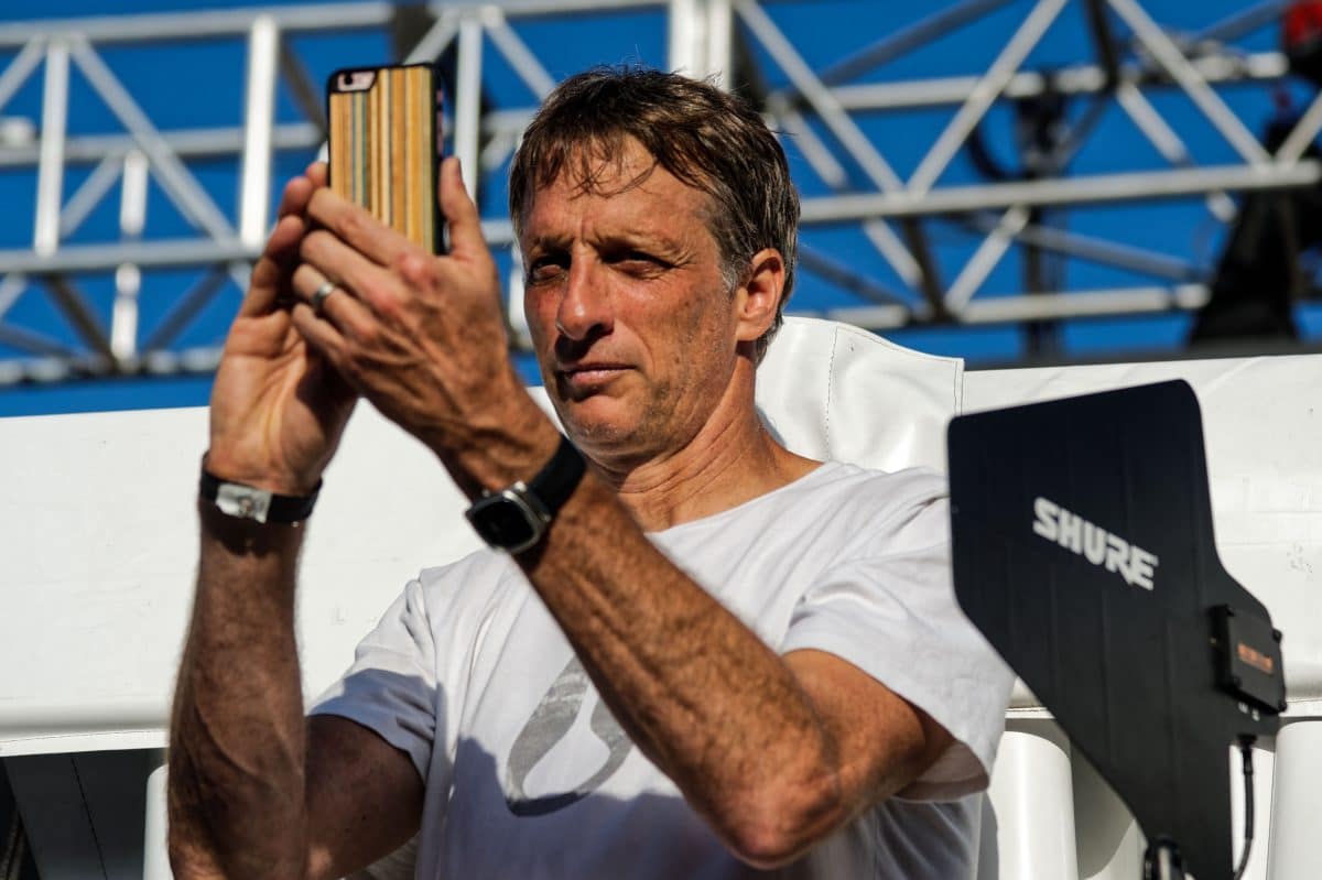Lenda do skate, Tony Hawk divulga vídeo emocionante de garota brasileira