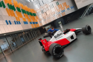 Exposição “Ayrton Senna Forever” encanta os fãs em sua inauguração