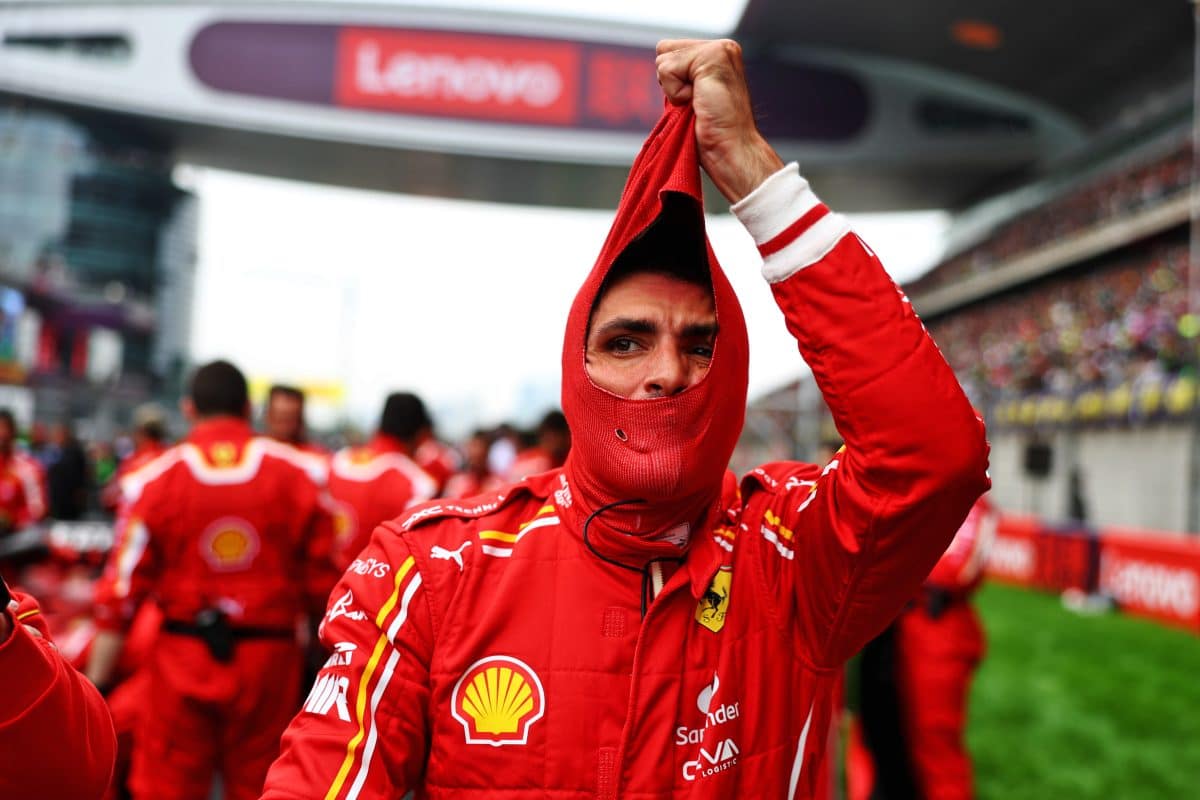 Carlos Sainz faz forte desabafo sobre não poder seguir na Ferrari: “Estou triste por…”
