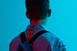 Ferrari divulga primeiras imagens da roupa azul dos pilotos para o GP de Miami 2024