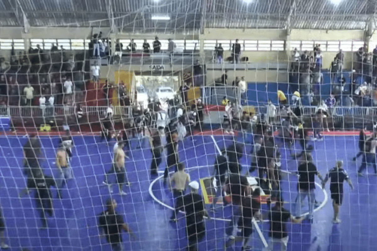 (Vídeo) Decisão entre Palmeiras x Corinthians no futsal de base termina com pancadaria