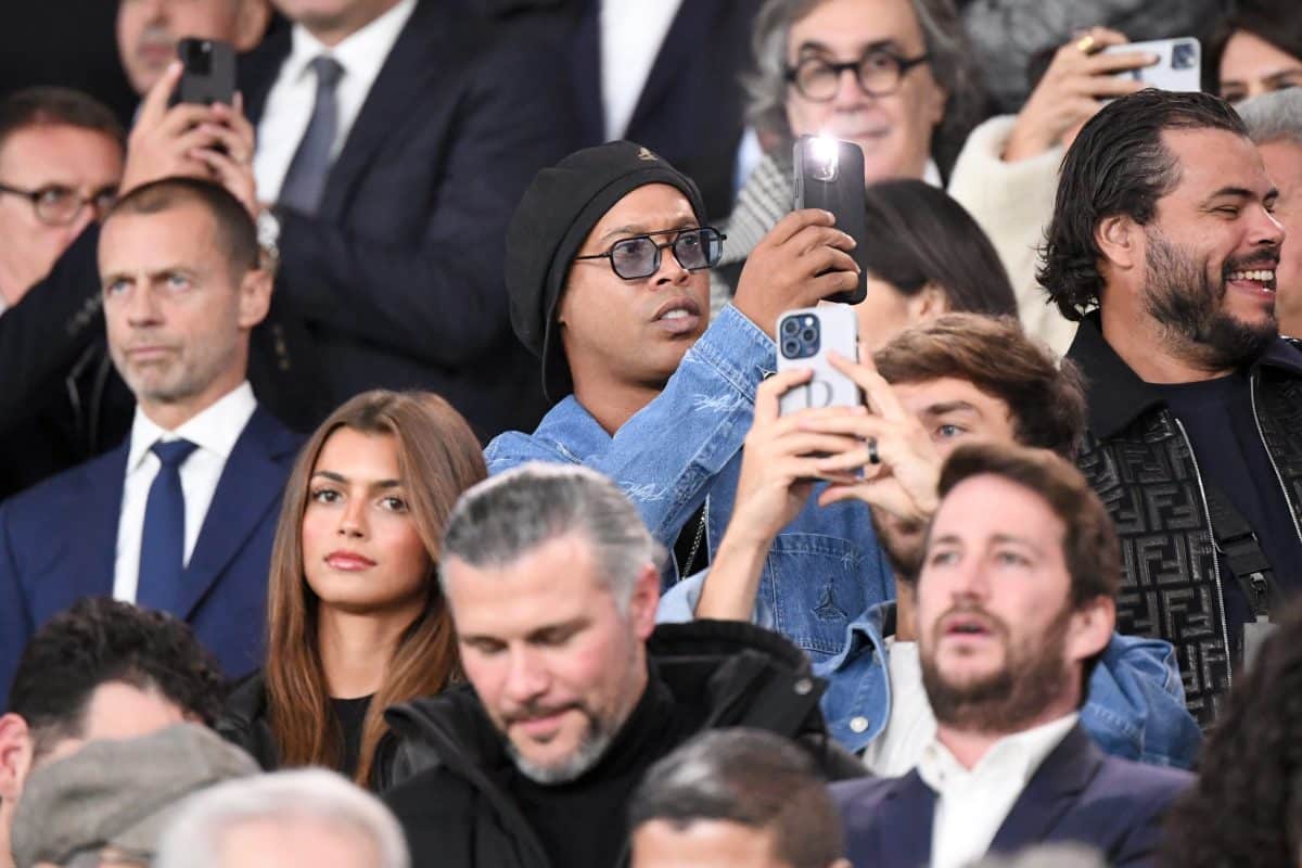 Piloto da Fórmula 1 vira piada por “ficar na frente” de Ronaldinho em PSG x Barcelona