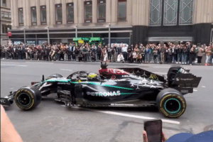 (Vídeo) Lewis Hamilton pilota carro de Fórmula 1 pelas ruas de Nova York