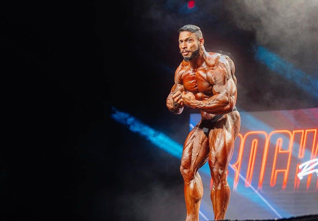 A arma que Ramon Dino precisava para bater Cbum chegou e é ASSUSTADORAMENTE bizarra