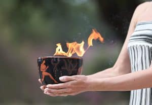 (Vídeo) Tocha olímpica de Paris 2024 é acesa em cerimônia emocionante