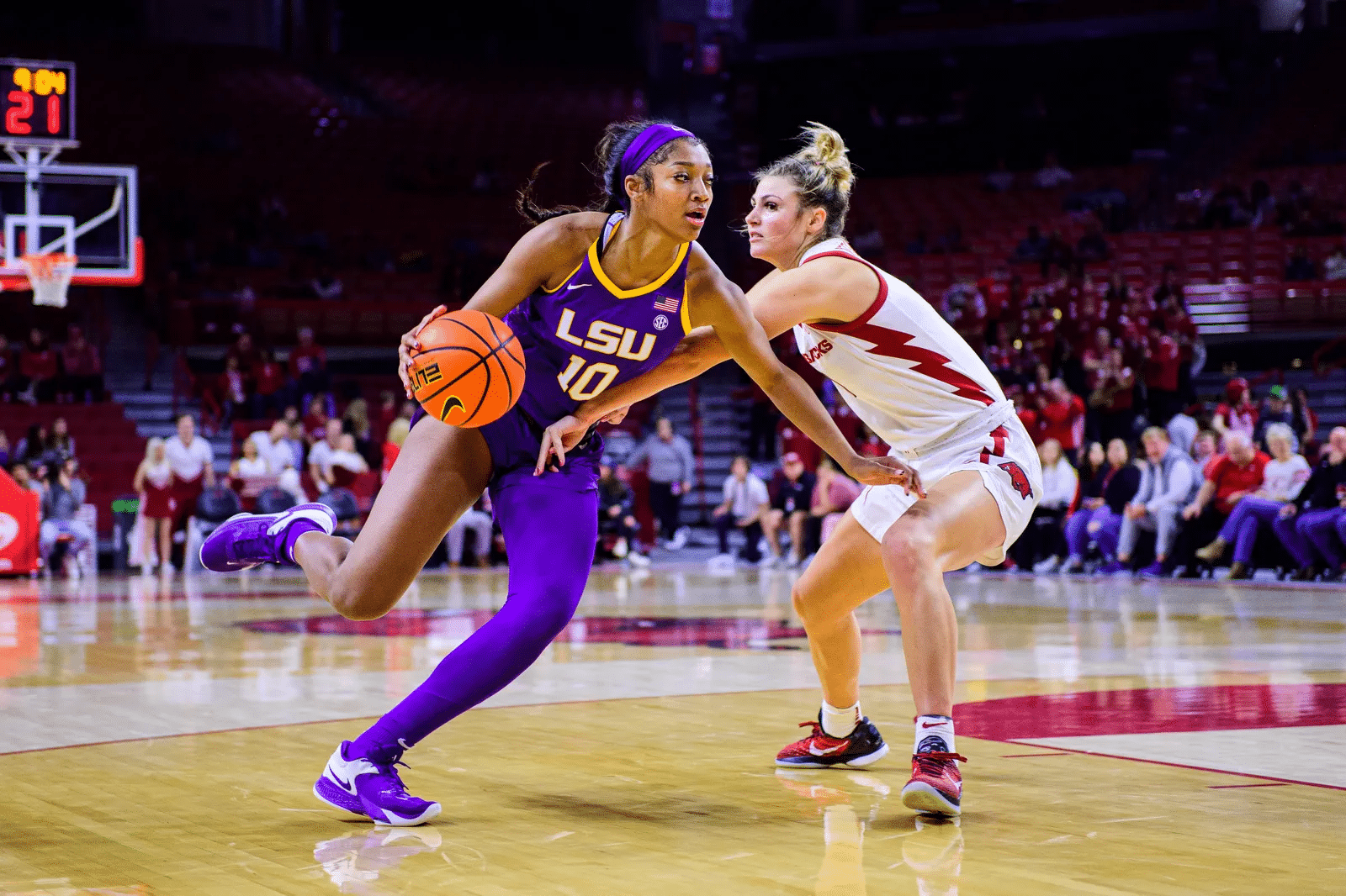 Angel Reese em ação pelo LSU