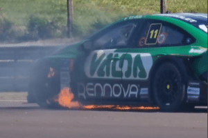 (Vídeo) Milagre na Stock Car! Carro pega fogo e piloto luta para escapar