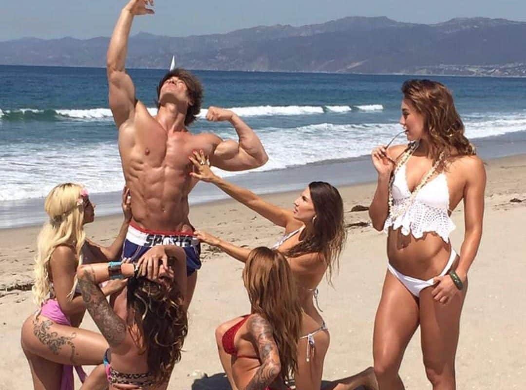Após 8 anos longe dos palcos, esse é o físico de Jeff Seid