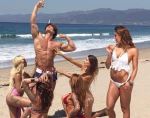 Após 8 anos longe dos palcos, esse é o físico de Jeff Seid